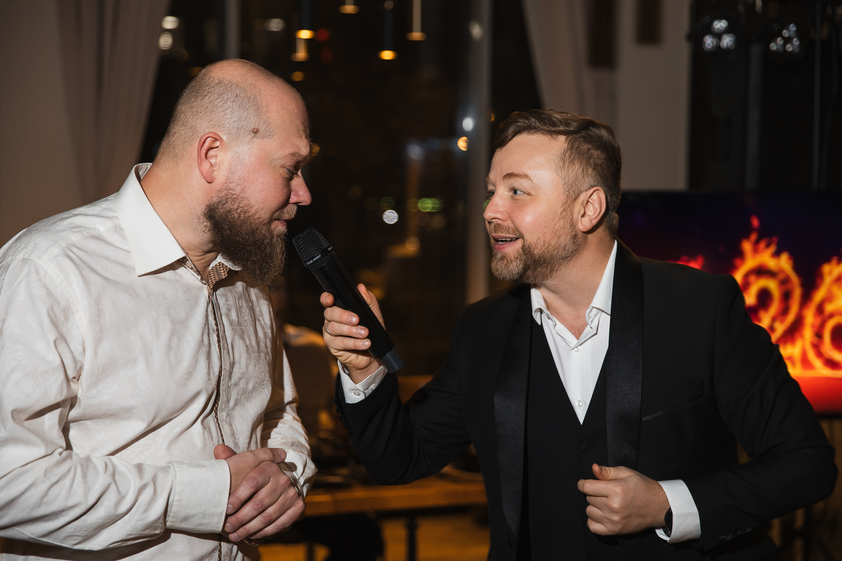 Ведущий Евгений Донец работает с гостем